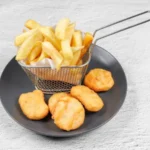 CHICKEN NUGGETS AND CHIPS